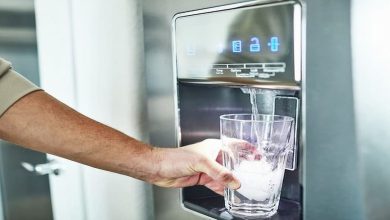 ما هي أفضل الطرق لإزالة الرائحة الكريهة لمبرد الماء بالثلاجة؟